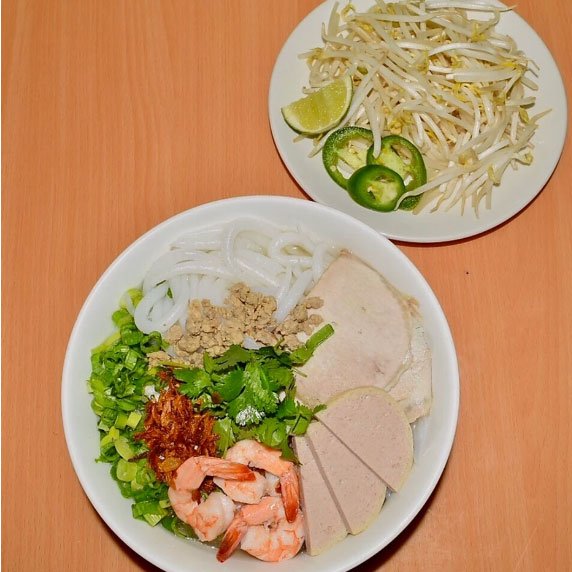 N21. Round Shape Noodle Soup w Shrimp, Lean Pork, Vietnamese Ham & Ground Pork